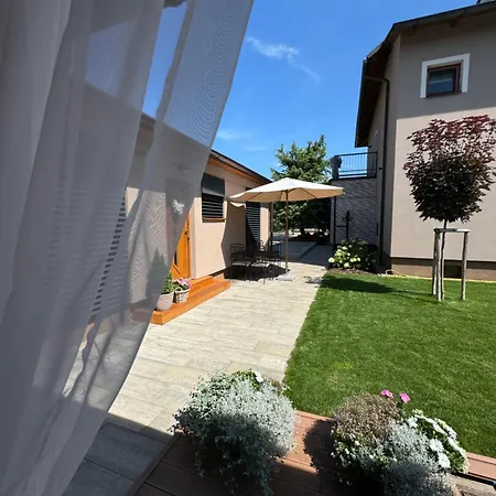 Apartman Kvetinova Zahrada Prague Exterior photo